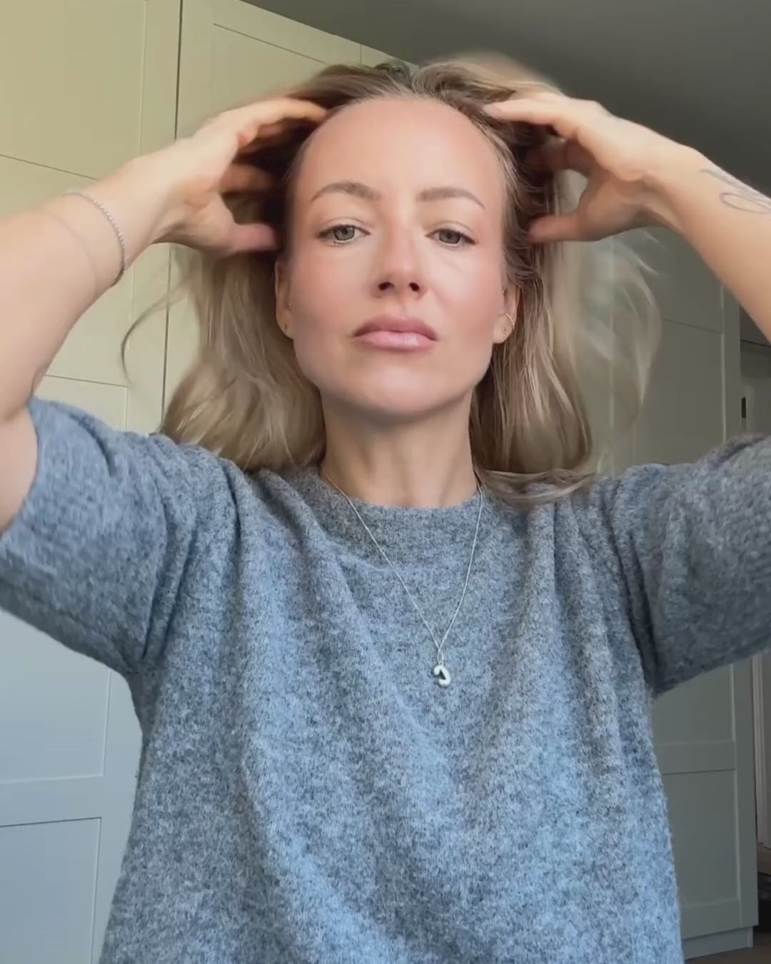 Clips, wo sich eine Frau das Trockenshampoo Liquid von feschi einmassiert und ausbürstet