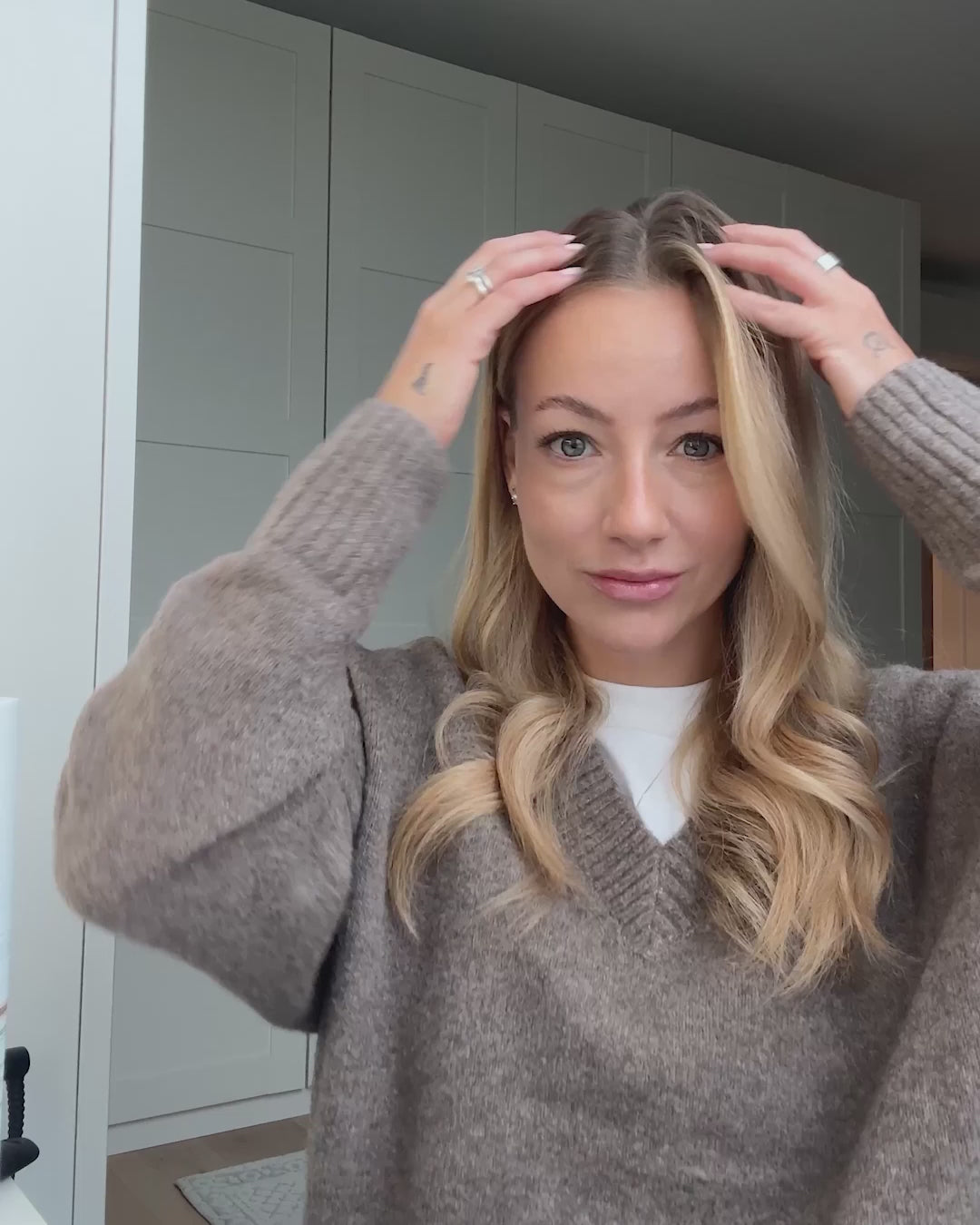 Video wo Frau ihre gestylten Haare herzeigt