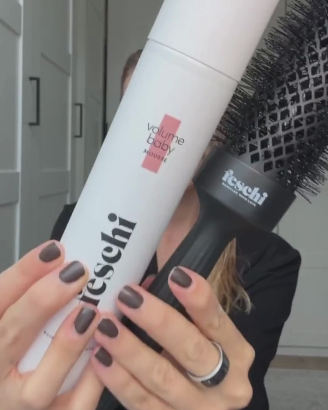 Video, wo sich Frau das Volumen Mousse in ihre nassen Haare gibt