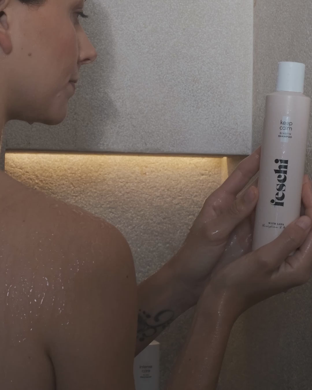 Anwendung des keep calm Shampoos von feschi