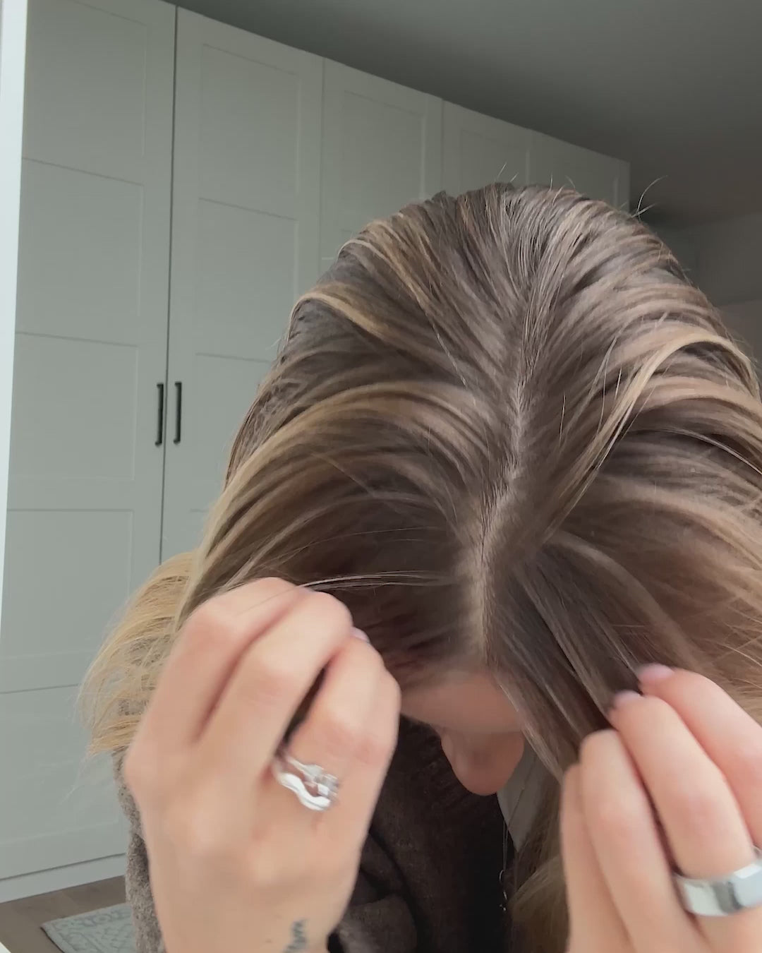 Video wo Frau aufgrund ihrer fettigen Haare das aqua dry - Trockenshampoo Liquid von feschi nutzt