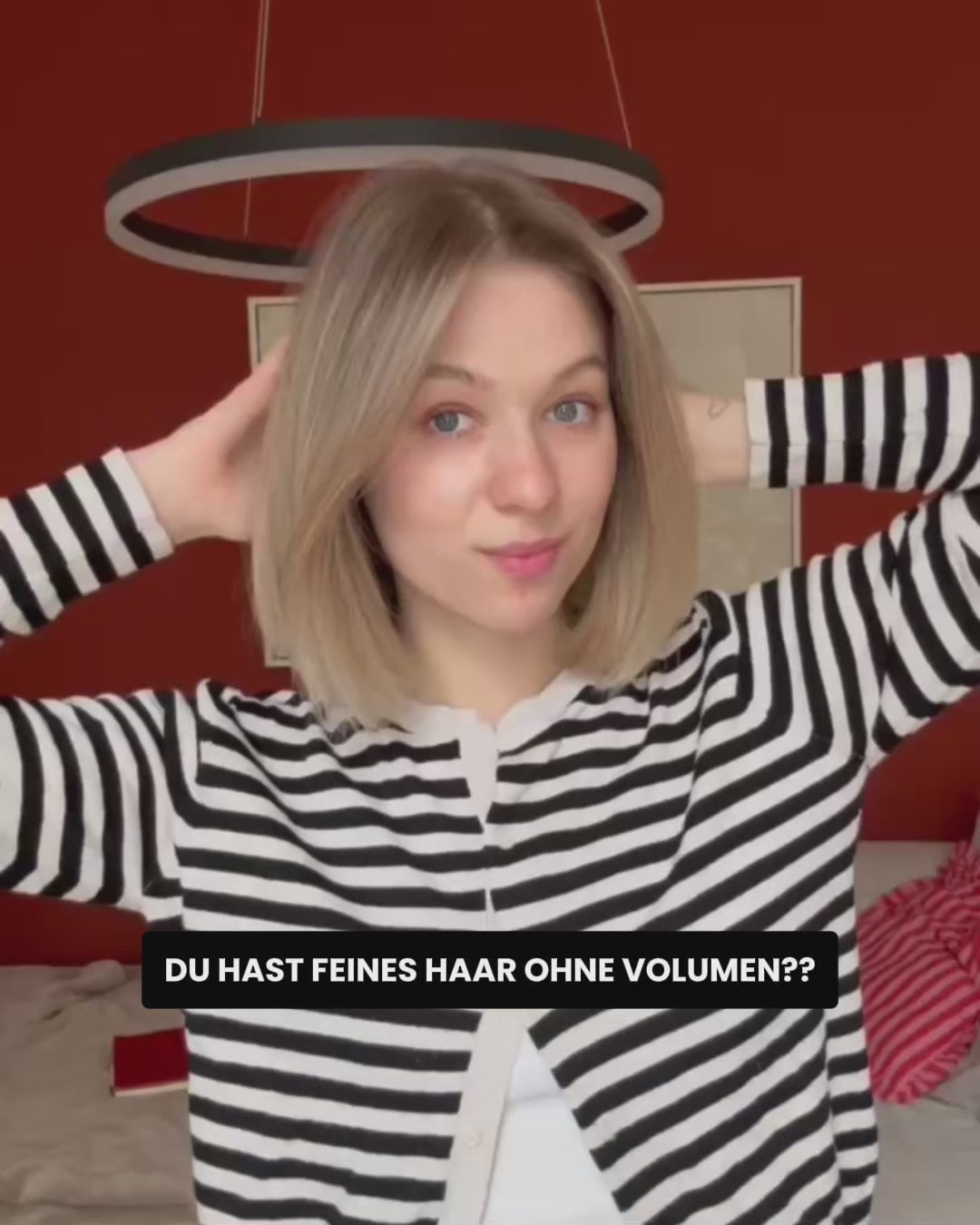 Person zeigt wie sie sich Volumen in den Haaren zaubert mit den feschi Produkten