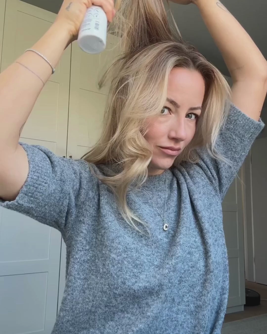 Video von Frau, die sich das Trockenshampoo Liquid in Haare sprüht