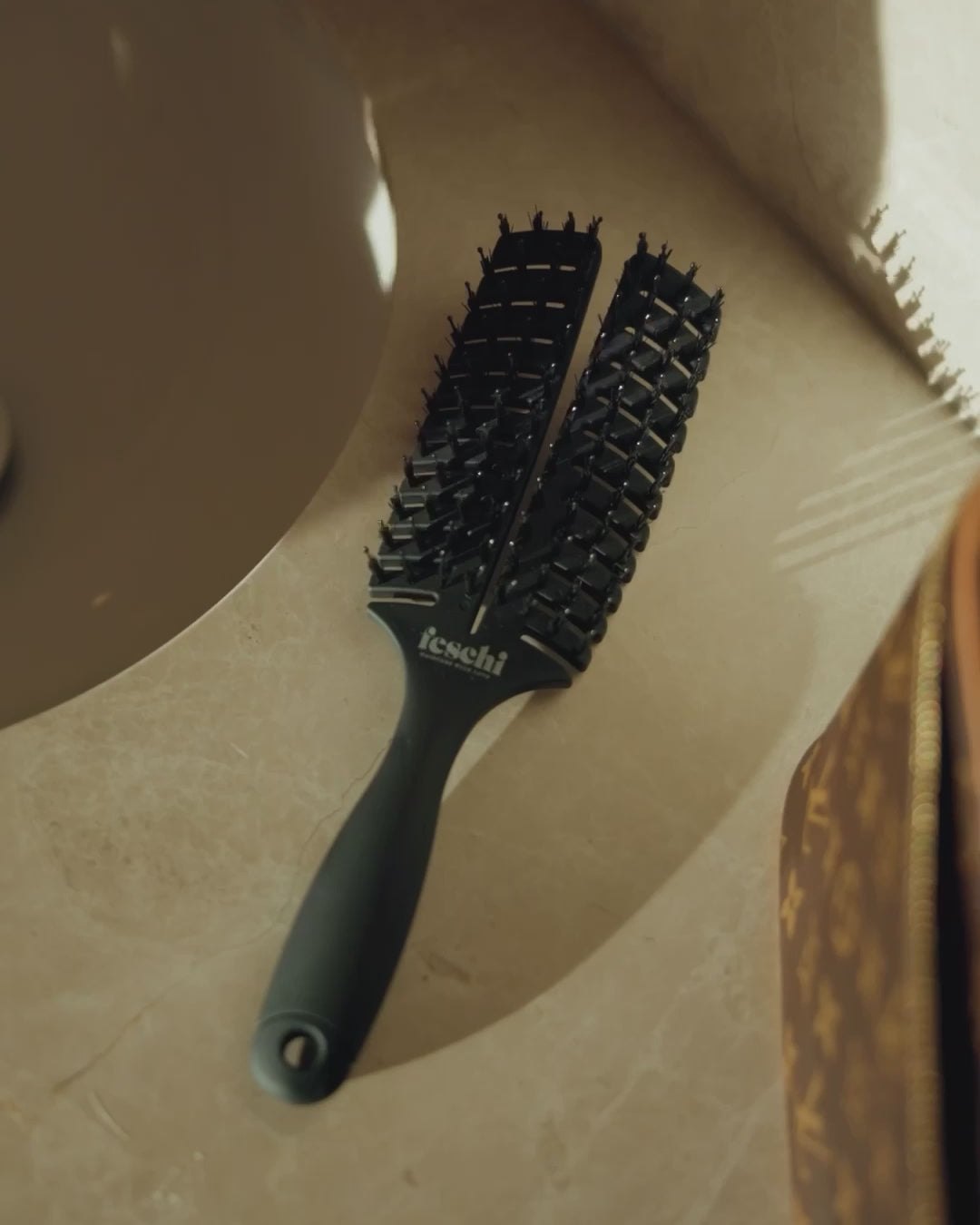 Nasse Haare werden gebürstet
