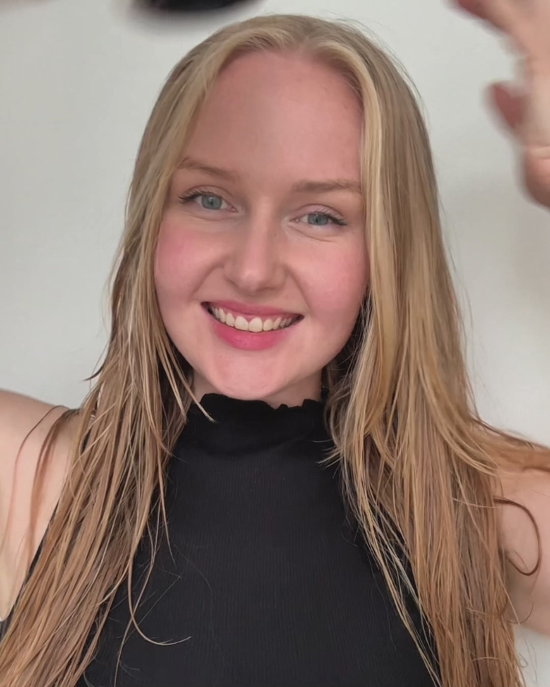 Video mit Dos and Don’ts zum Haarefönen und Einsatz von Styling-Produkten von feschi