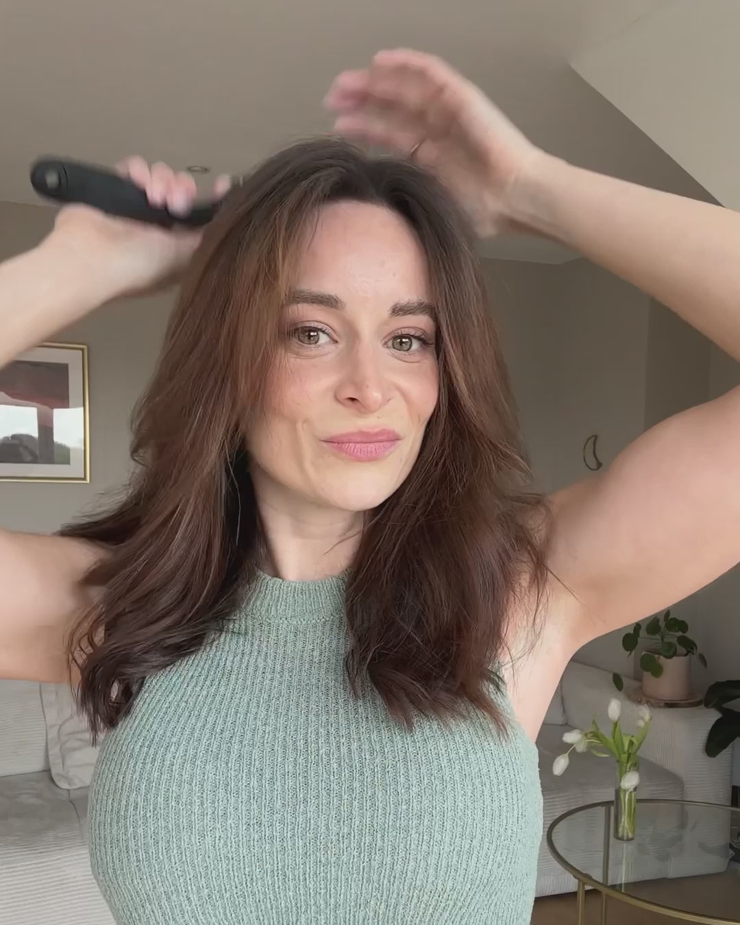 Frau bürstet sich die Haare mit der feschi Haarbürste durch und hat dabei schönes Volumen