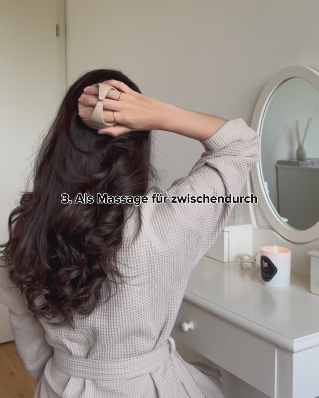 VIdeo von einer Frau, die sich die Kopfhaut mit der Feschi scalp brush massiert