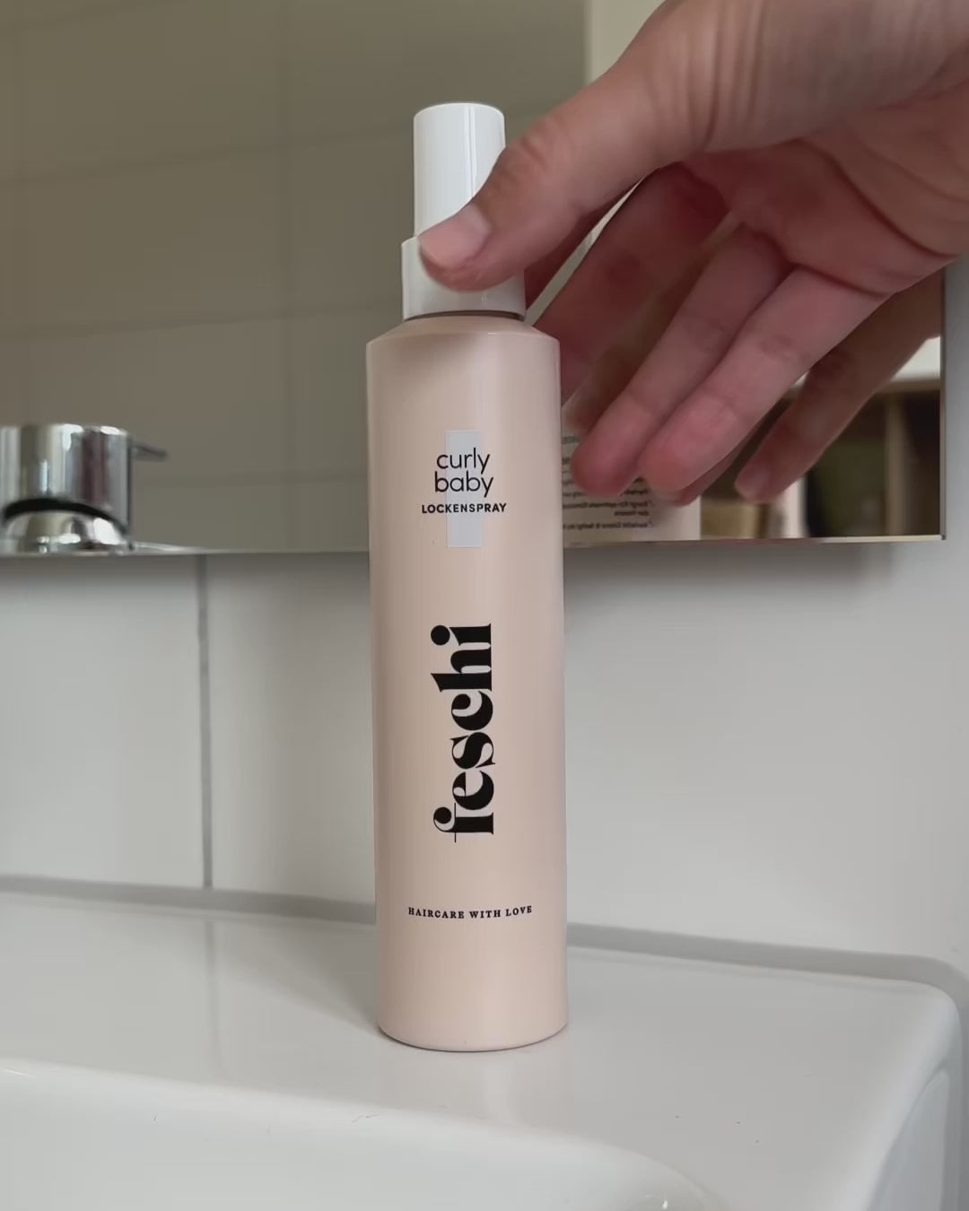 Curly Baby Lockenspray wird angewendet