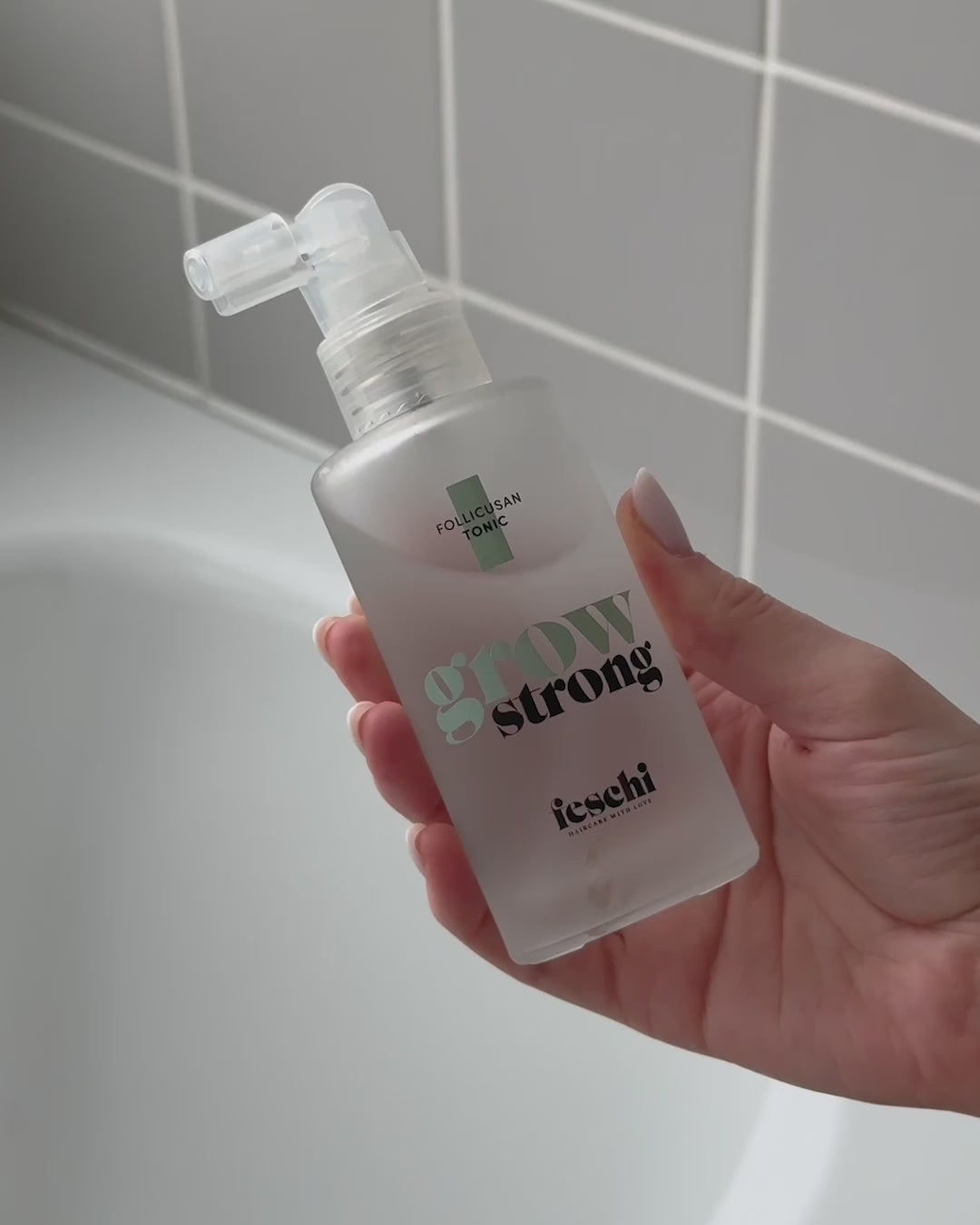 Frau verwendet grow strong Tonic von feschi