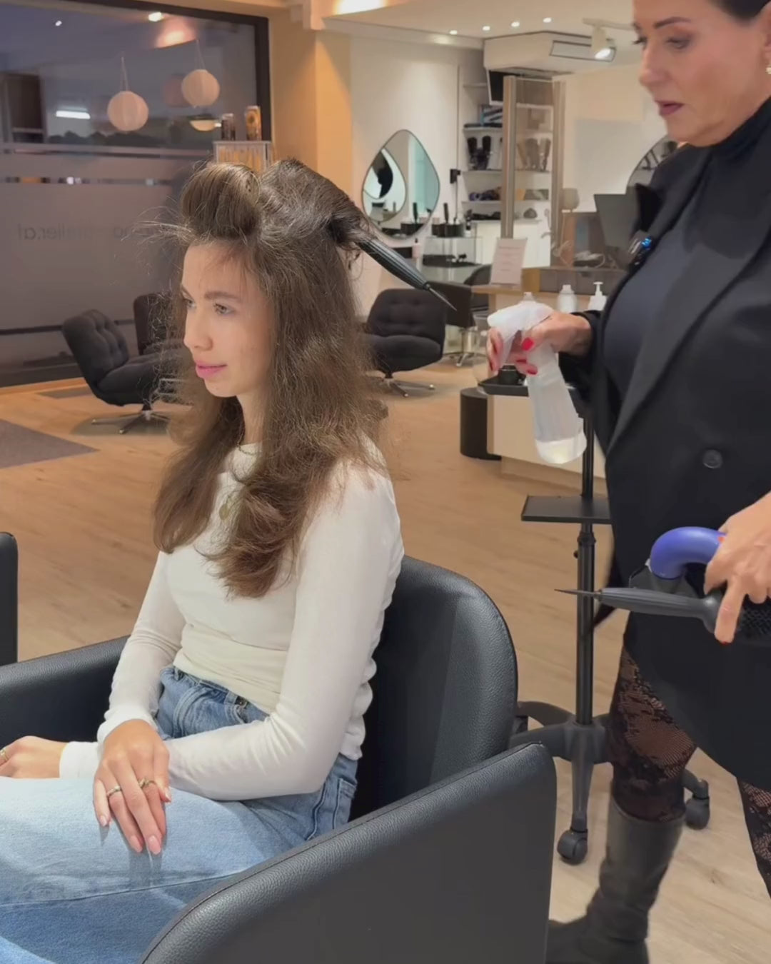 Video von einem Blow Out im Friseursalon
