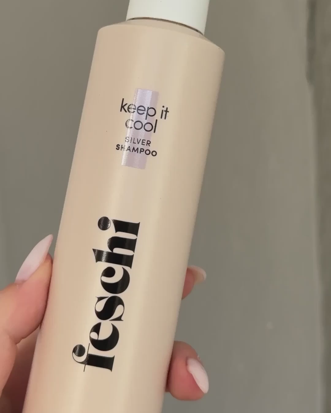 Frau mit blonden Haaren zeigt die Anwendung vom Silber Shampoo von feschi