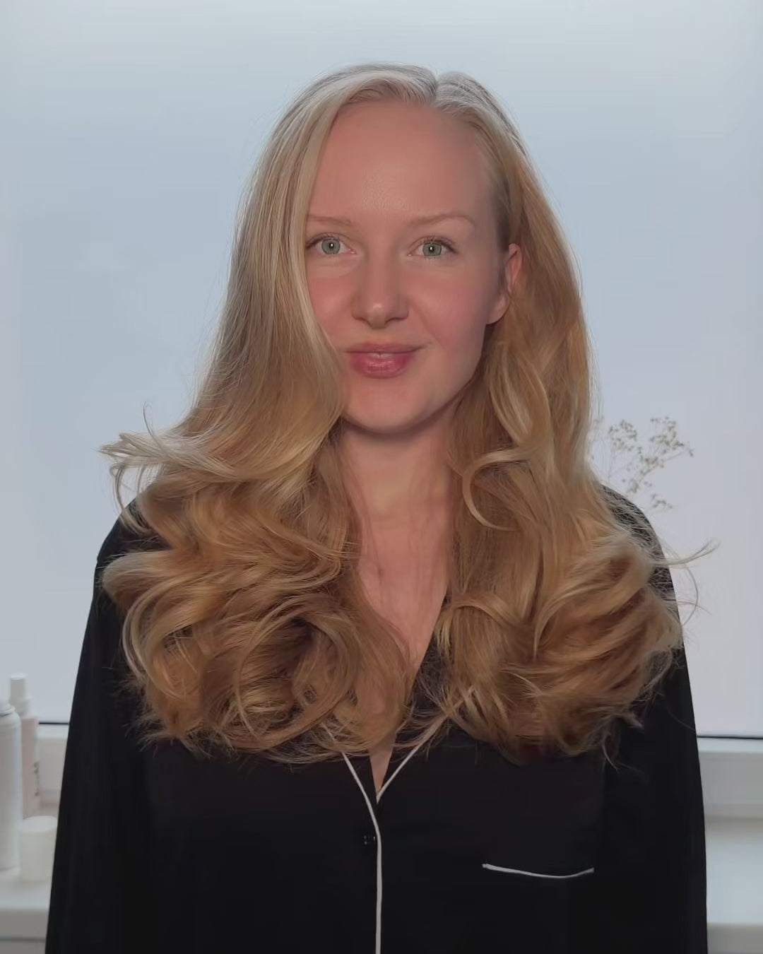 Video-Tutoral wo Frau mit blonden, langen Haaren Locken mit Socken macht