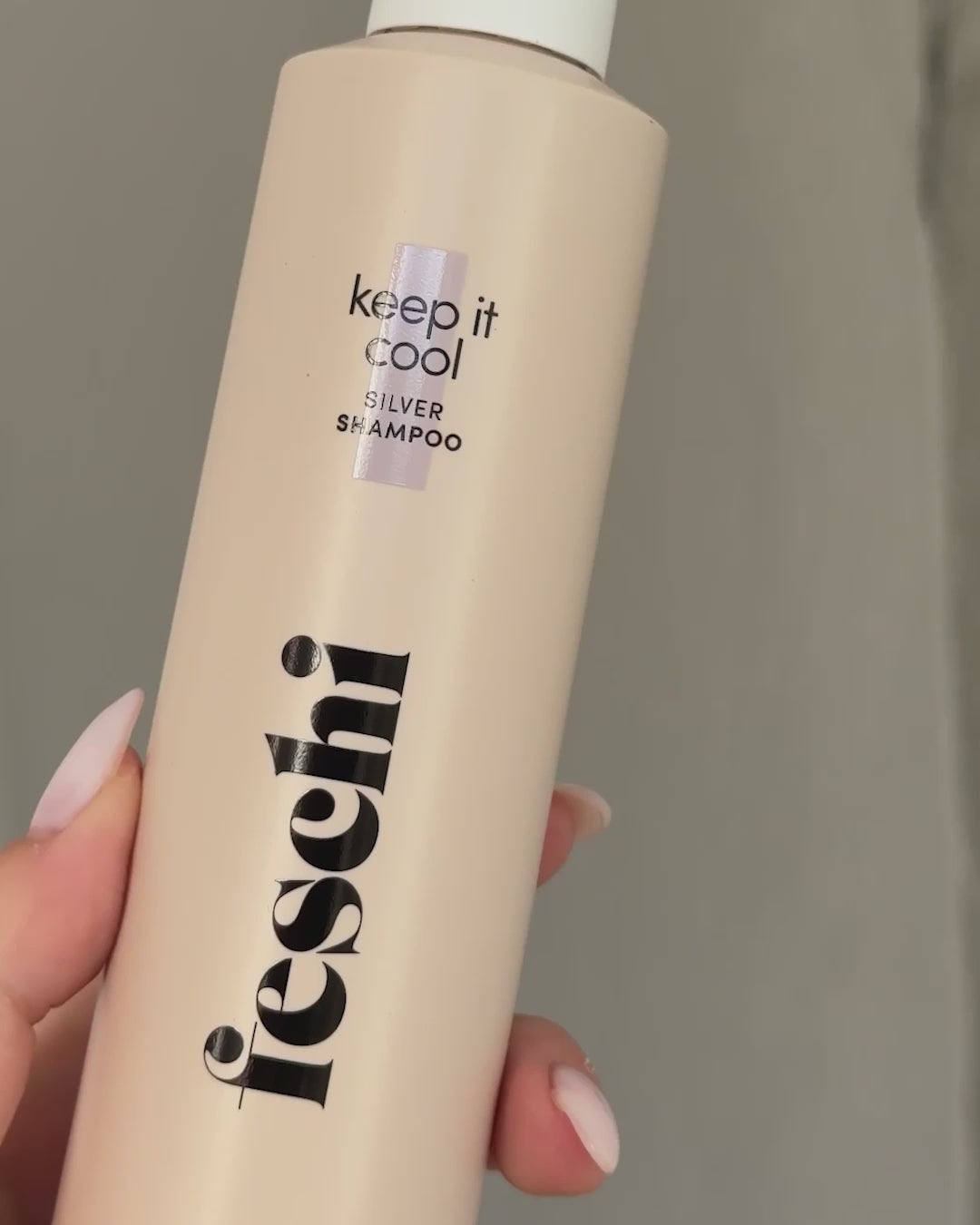 Silber Shampoo wird in Hand gegeben