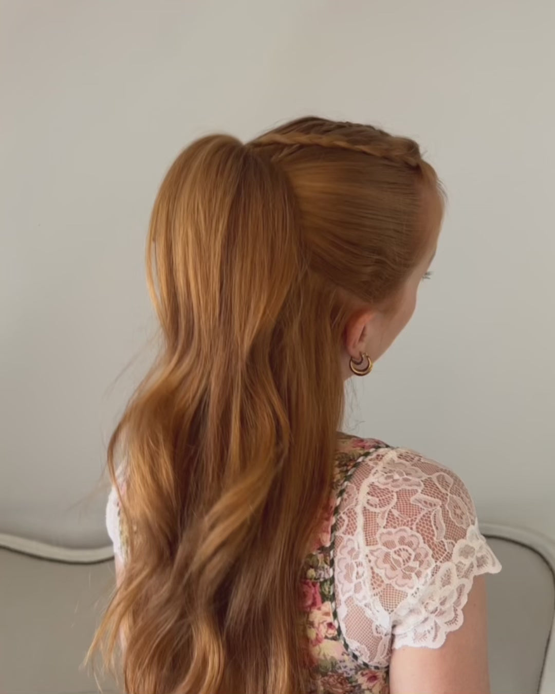 Frau zeigt eine Step By Step Anleitung von einer Dirndl-Frisur