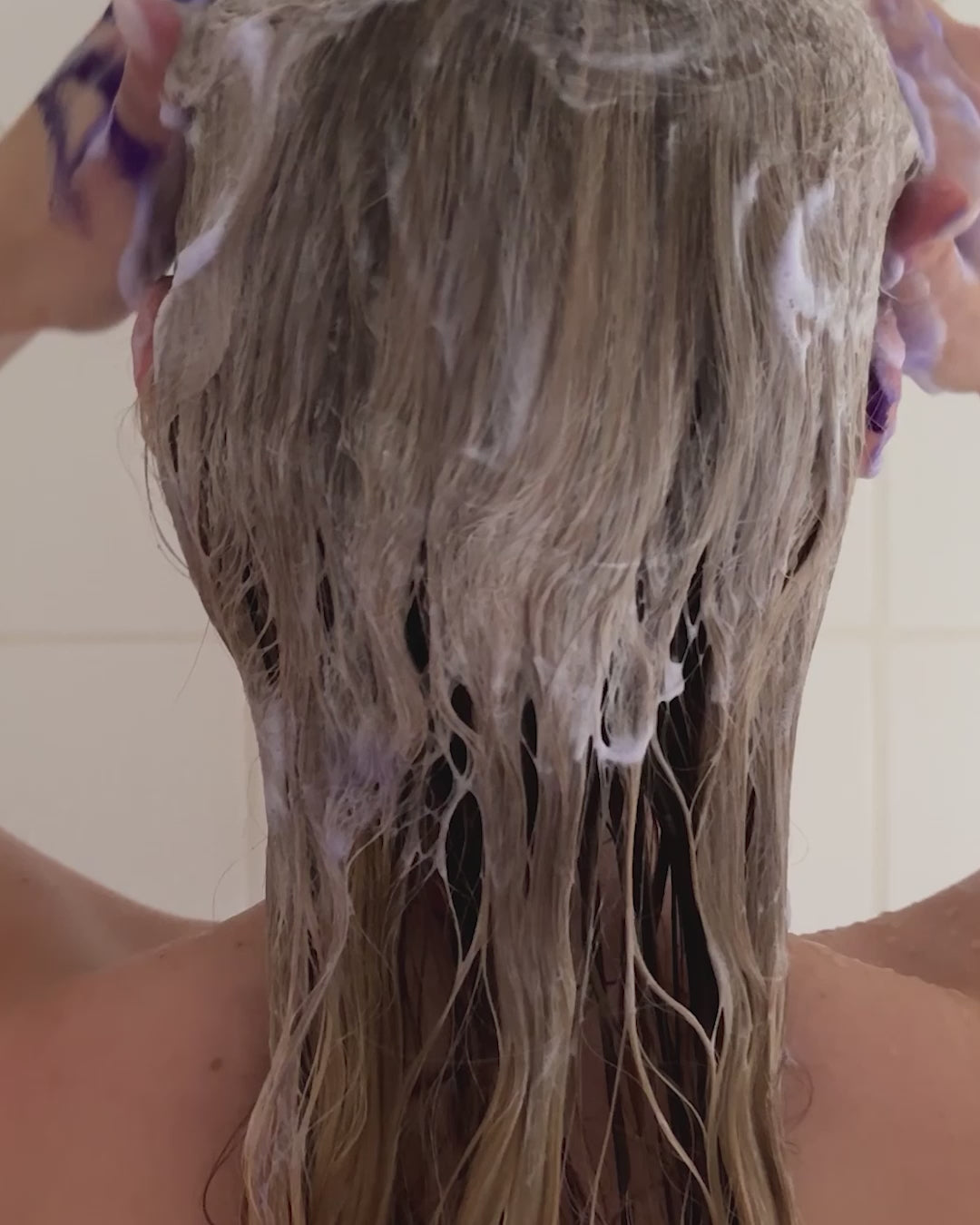 Silber Shampoo von feschi wird auf Kopfhaut eingeschäumt