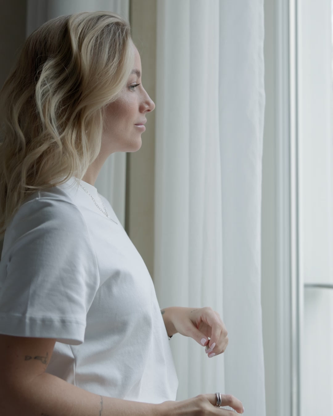 Eine blonde Frau schluckt das Hair Growth Supplement von feschi hinunter
