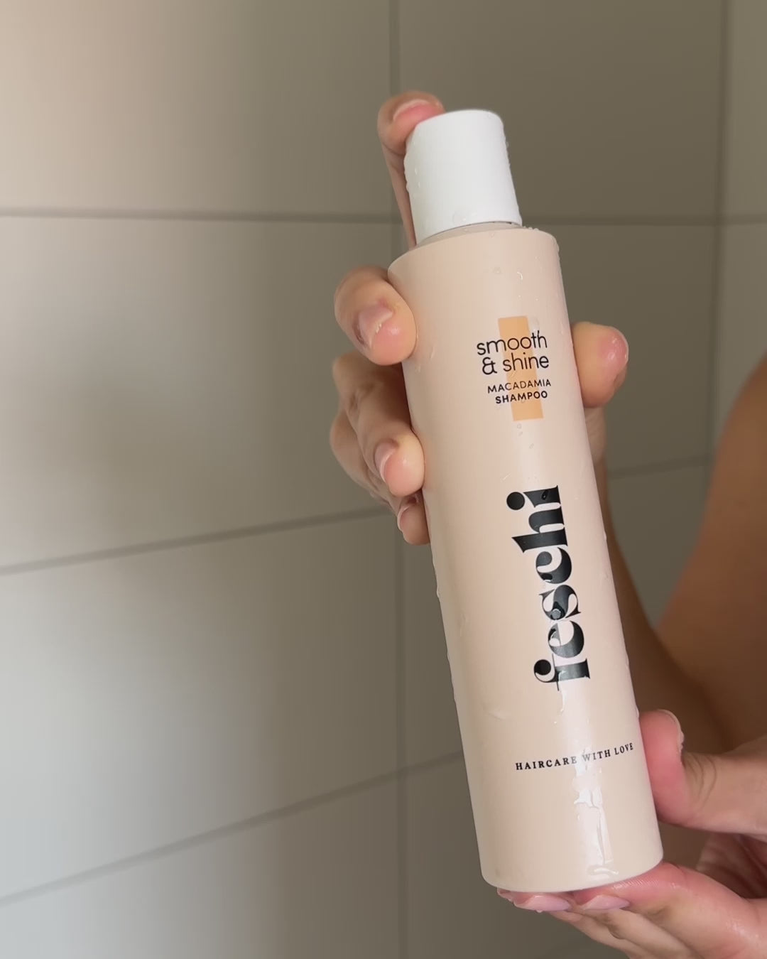 Das Macadamia Shampoo von feschi wird in der Dusche angewendet