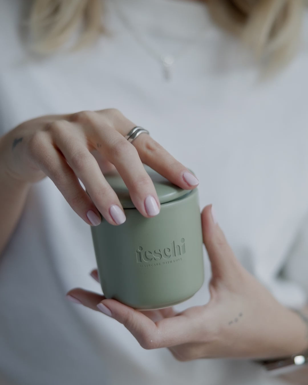 Blonde Frau zeigt wie sie ihre Supplements einnimmt und dann einen großen Schluck Wasser trinkt