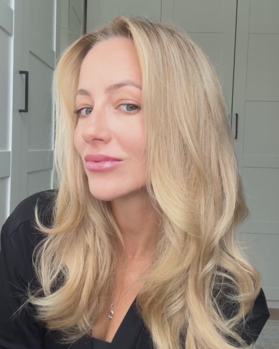 Schritt für Schritt Anleitung von Frau, wie sie ihre Haare mit dem Volumen Mousse und der Rundbürste von feschi styled