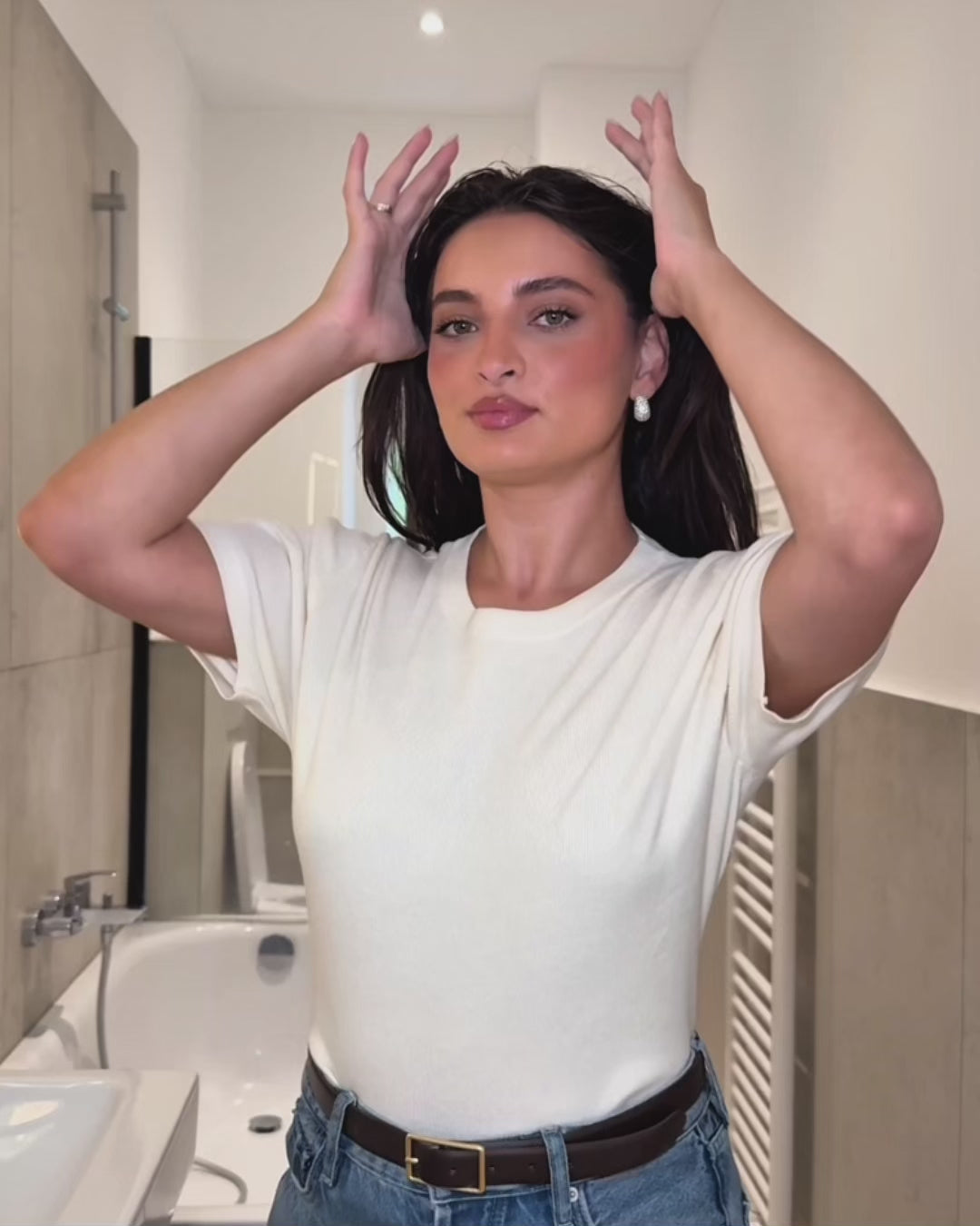 Frau macht sich Blow Out mit feschi Rundbürste