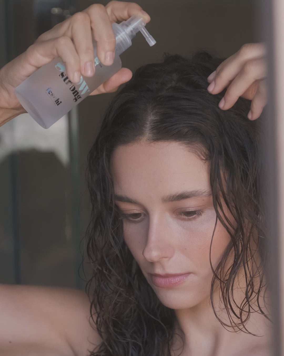 grow strong Tonic von feschi wird auf Kopfhaut aufgesprüht