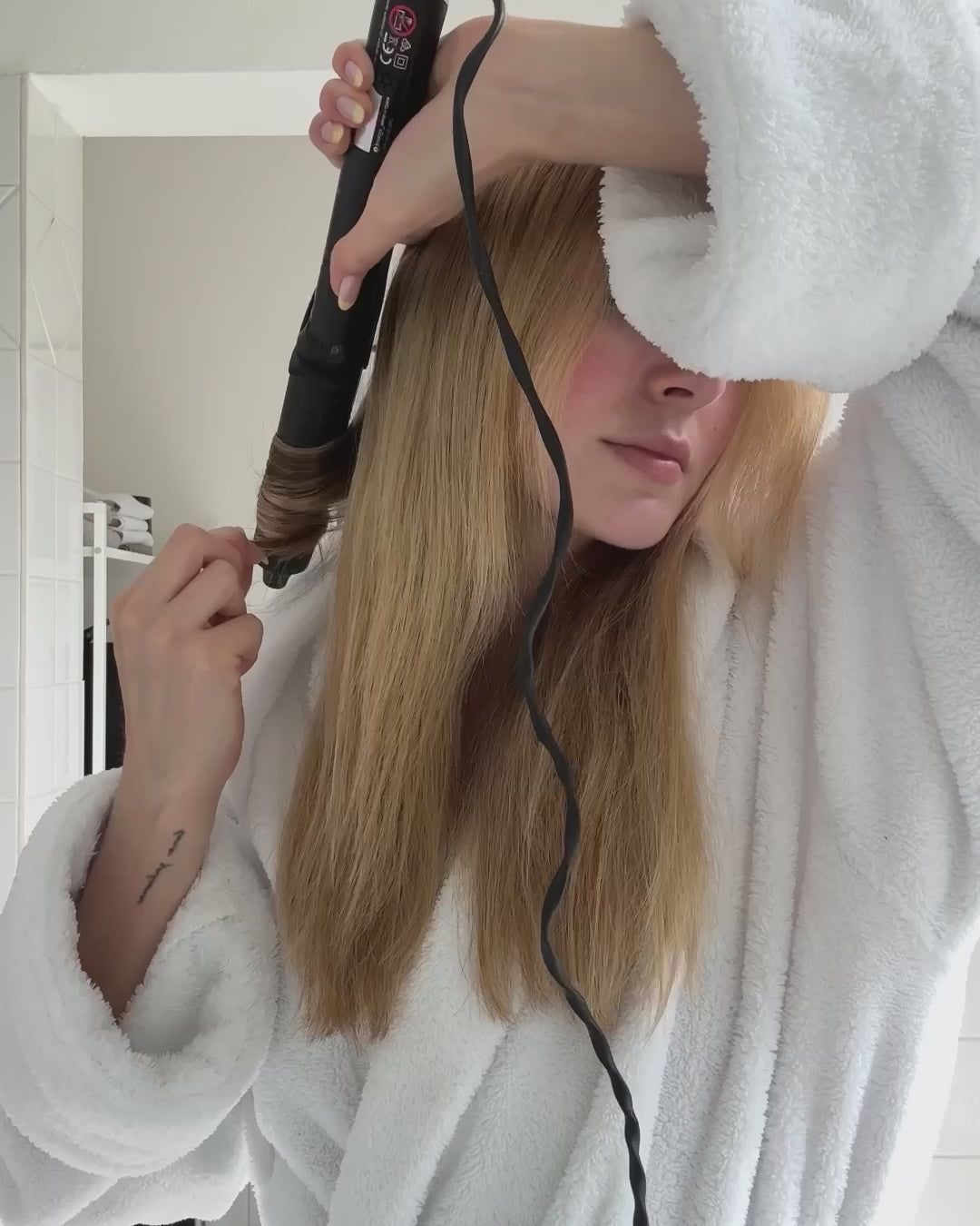 Blondine lockt ihre Haare
