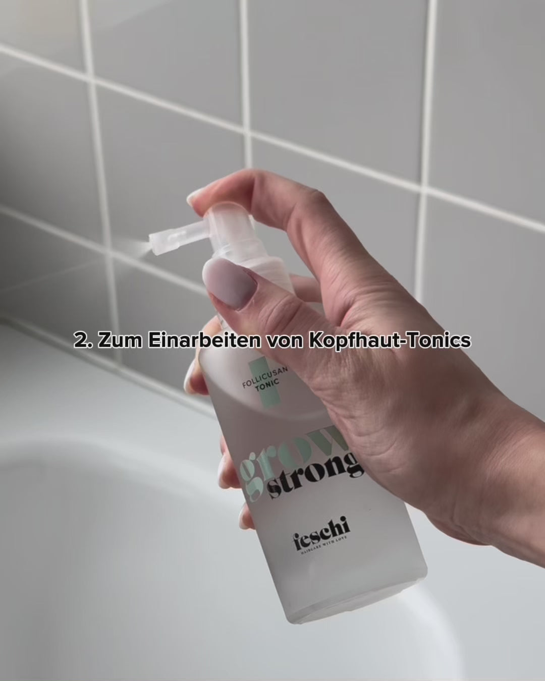 Video von feschi scalp brush Anwendung, wo das grow strong Tonic damit eingearbeitet wird