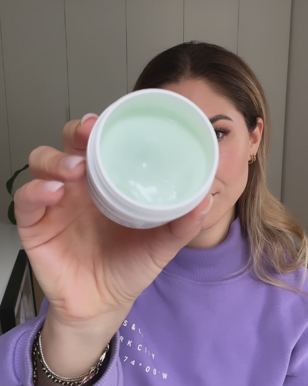 Frau trägt Styling Cream von feschi auf Haaransatz auf