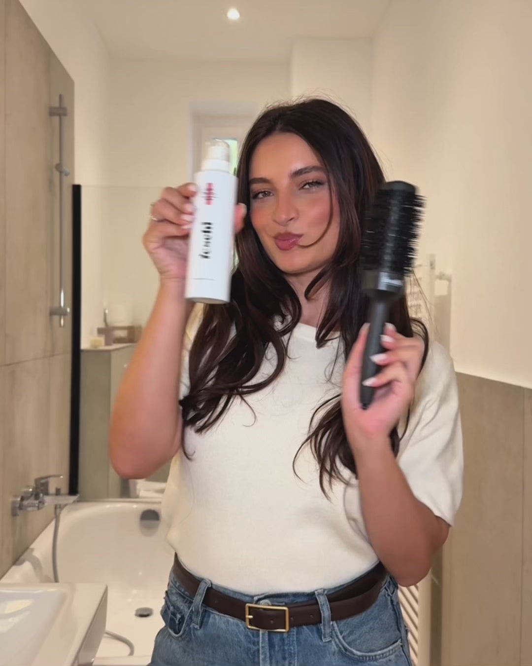 Video Sequenz, wo Frau das Trockenshampoo schüttelt