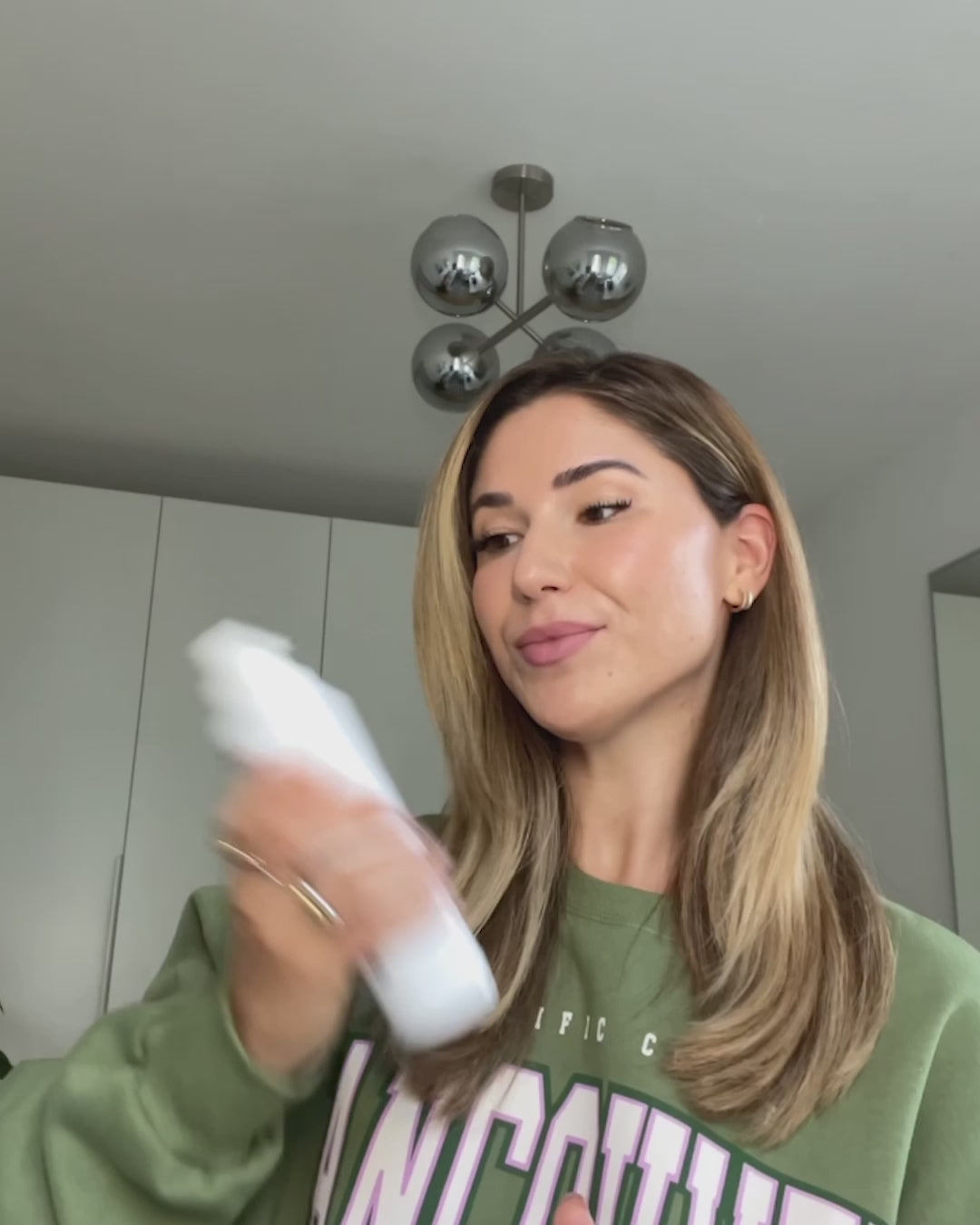 Trockenshampoo Schaum von feschi wird in Hand gesprüht