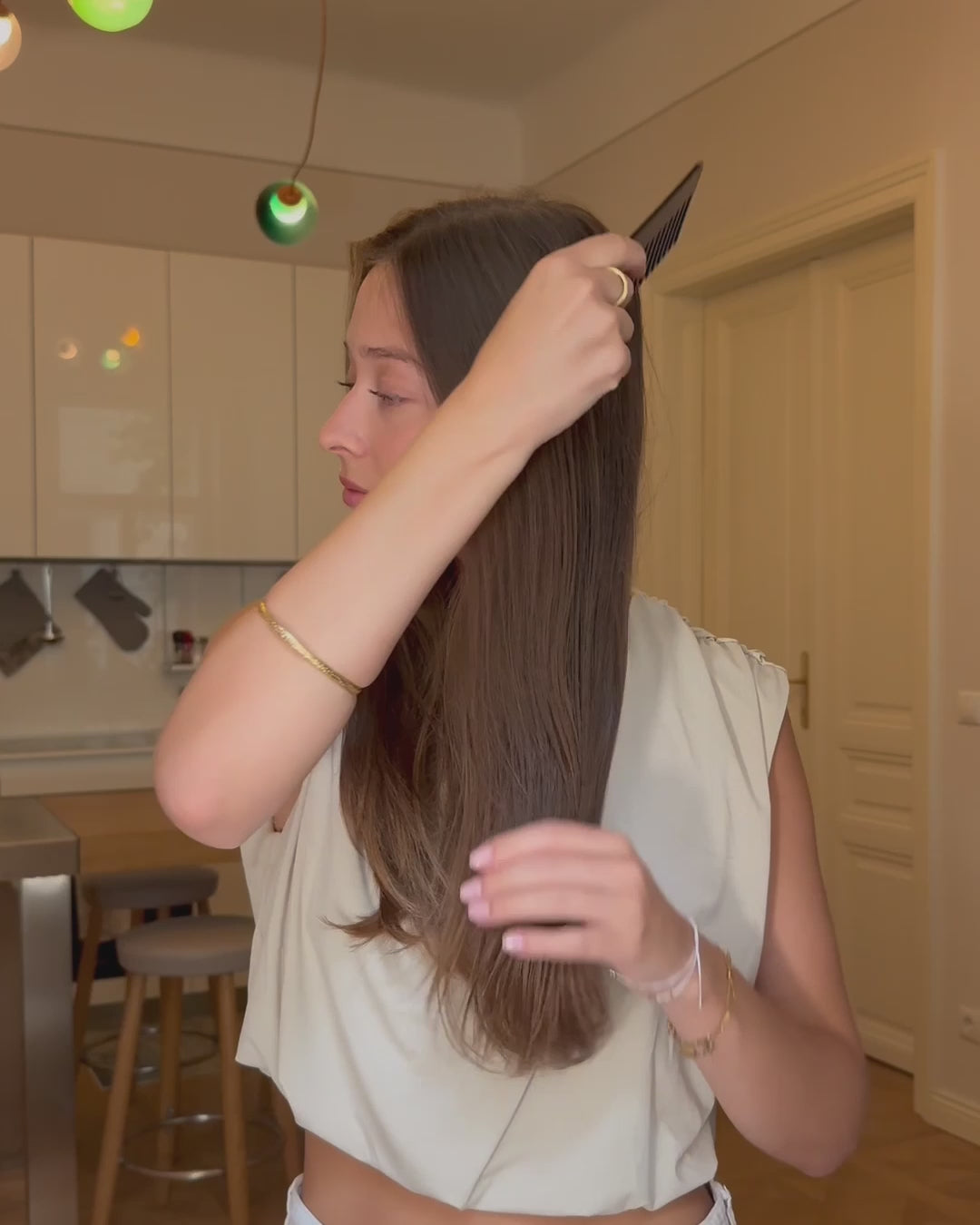Brünette Frau kämmt sich Haare