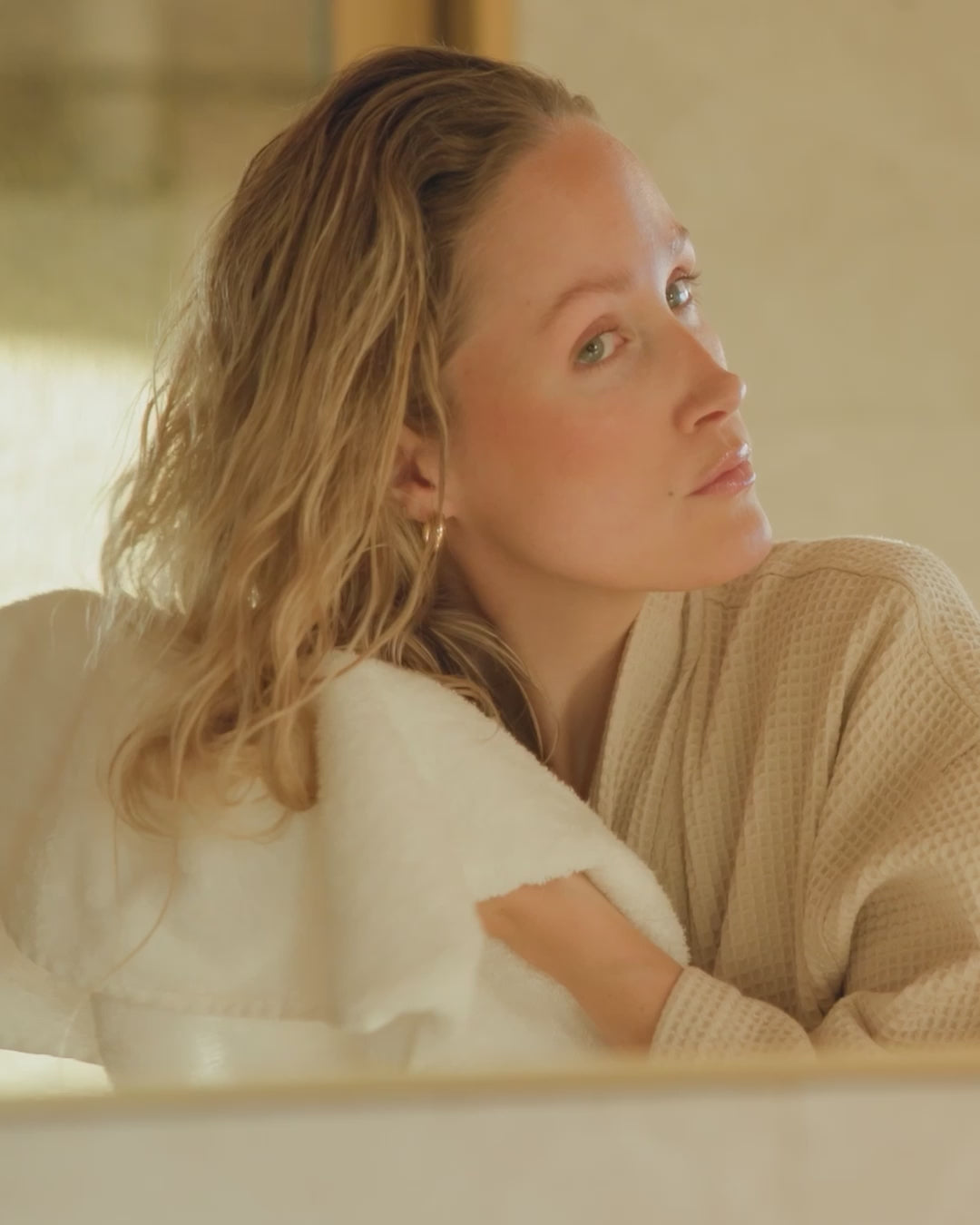 Anwendung vom Leave-in Pflegespray von feschi 