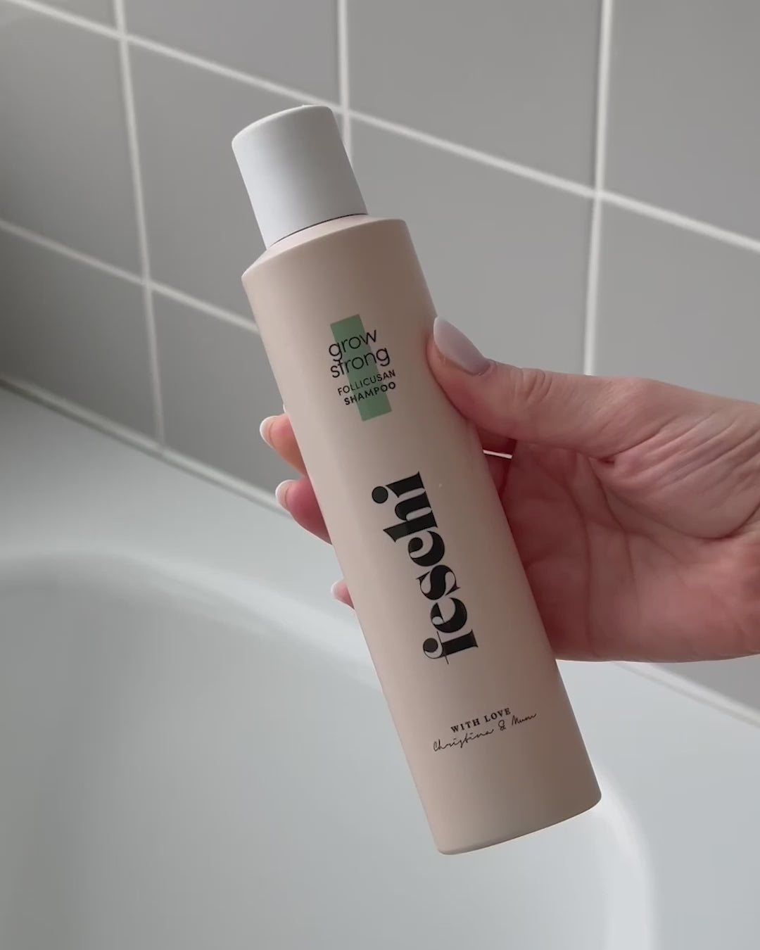 Frau verwendet grow strong - Follicusan Shampoo in Dusche