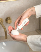 Das Volumen Mousse von feschi wird in Hand gesprüht
