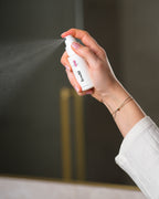 Das Repair Spray in Reisegröße von feschi wird gesprüht