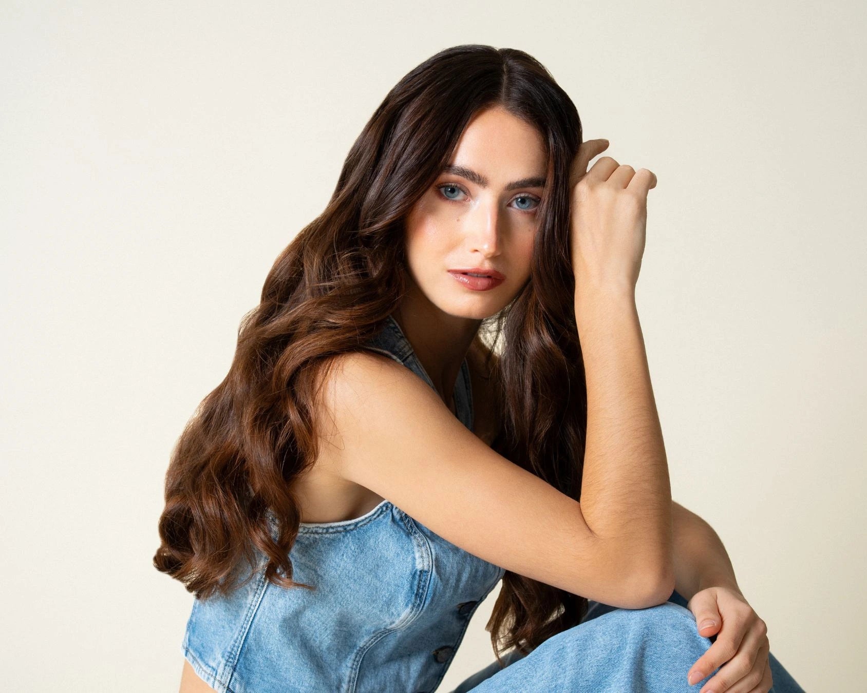 Frau mit dunklen, langen Haaren