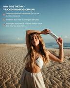 Frau am Strand verwendet Save the Day Trockenshampoo Schaum für frisches Haargefühl ohne Rückstände