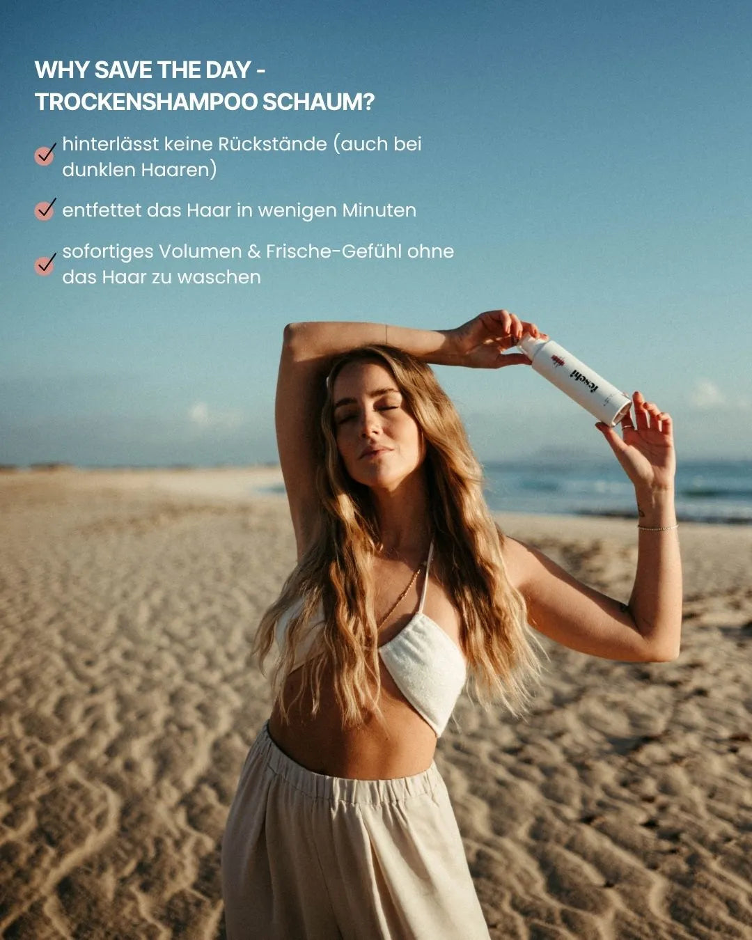 Frau am Strand verwendet Save the Day Trockenshampoo Schaum für frisches Haargefühl ohne Rückstände