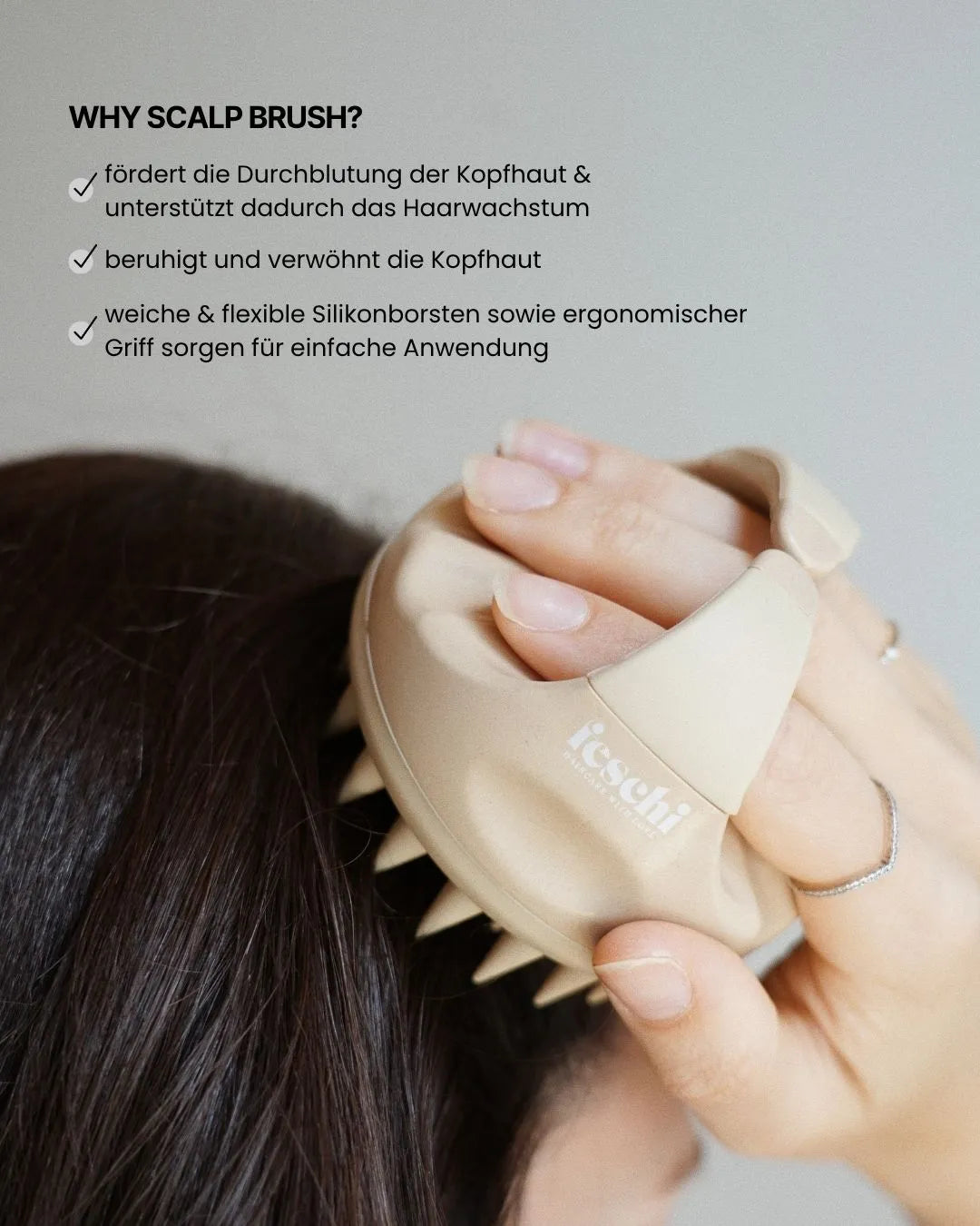 feschi Scalp Brush Anwendung - stimuliert die Kopfhaut und fördert die Durchblutung.