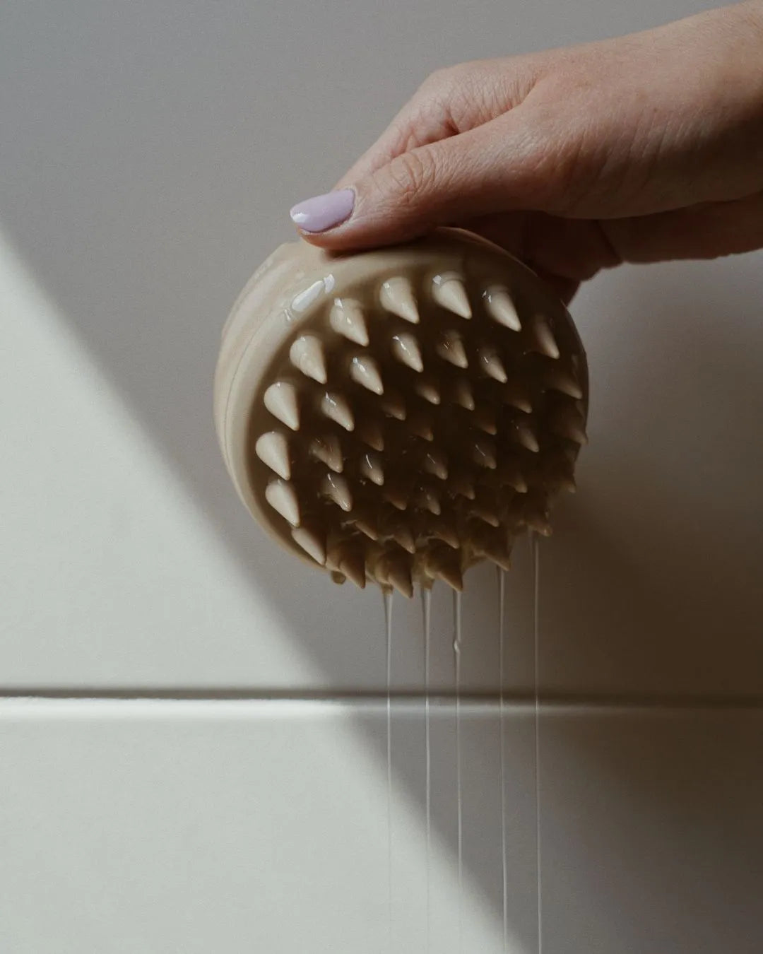 feschi Scalp Brush mit fließendem Wasser gereinigt - leicht zu säubern.