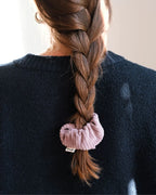 Frau von hinten mit geflochtenen Zopf, trägt ein Scrunchie von feschi