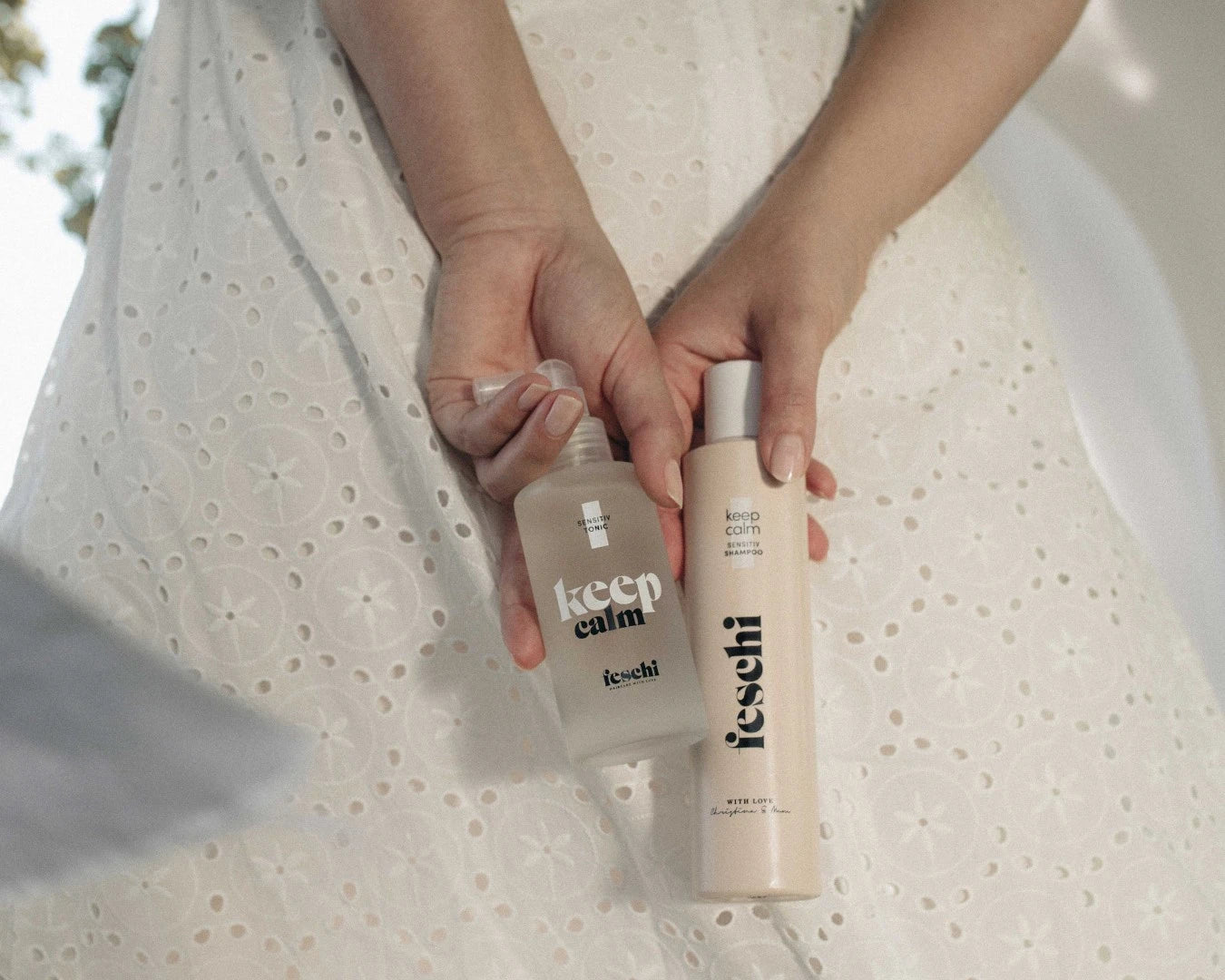 feschi keep calm Shampoo und Tonic werden hinter dem Rücken gehalten und sind der Fokus des Bildes