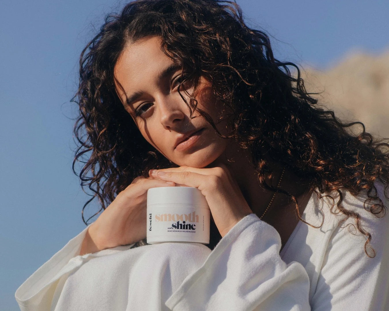 Braunhaariges Lockiges Model mit feschi smooth & shine Maske im Fokus