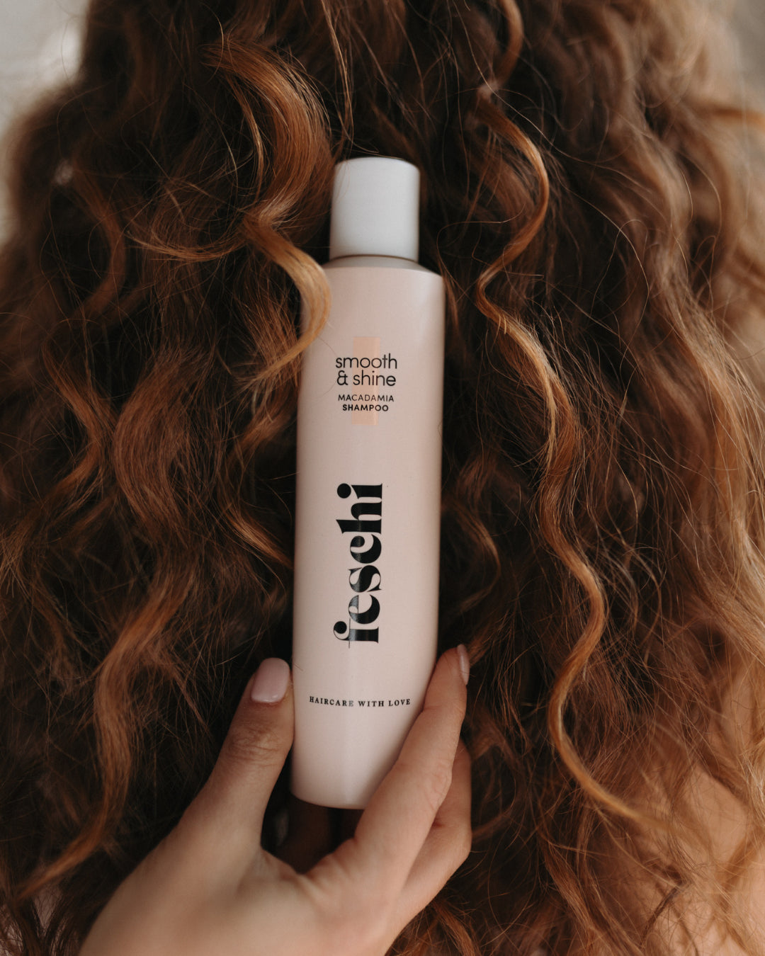 Produktfoto vom feschi smooth & shine Macadamia Shampoo - perfekt für lockiges, krauses oder dickes Haar.