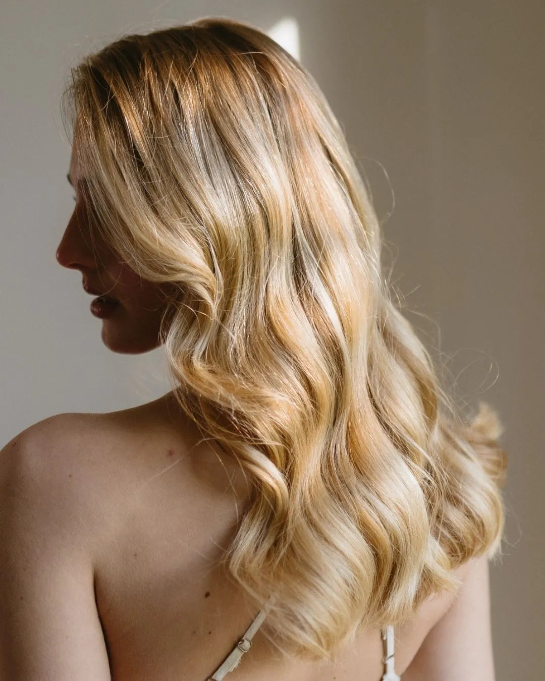Glänzende blonde lange Haare nach feschi Haaröl Anwendung
