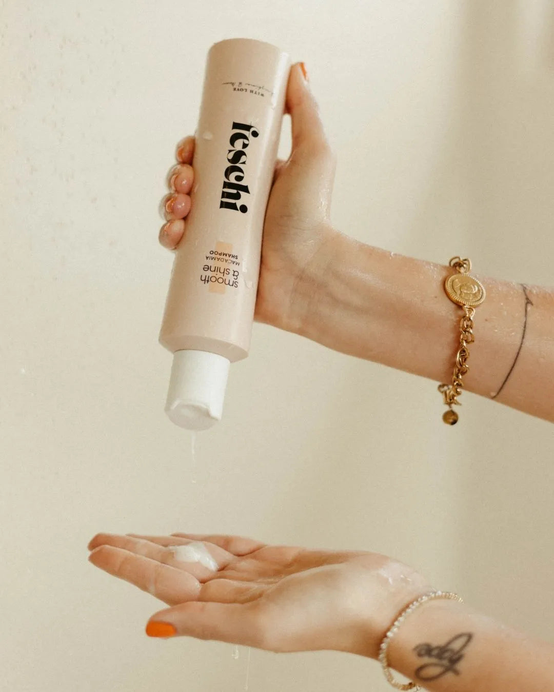 Smooth & Shine Shampoo von feschi wird unter der Dusche in Hand gedrückt