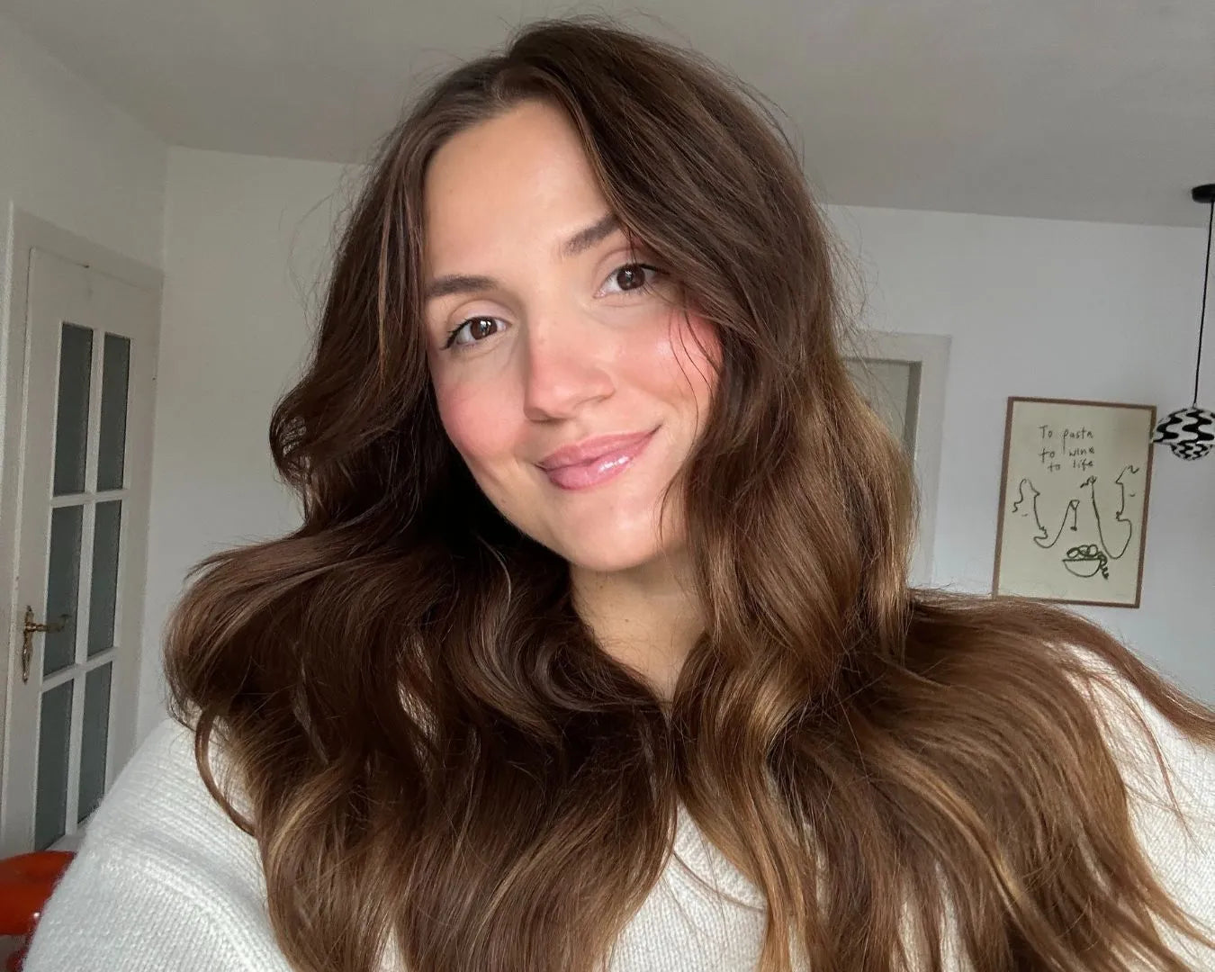 Frauenkopf mit langen, braunen, welligen Haaren