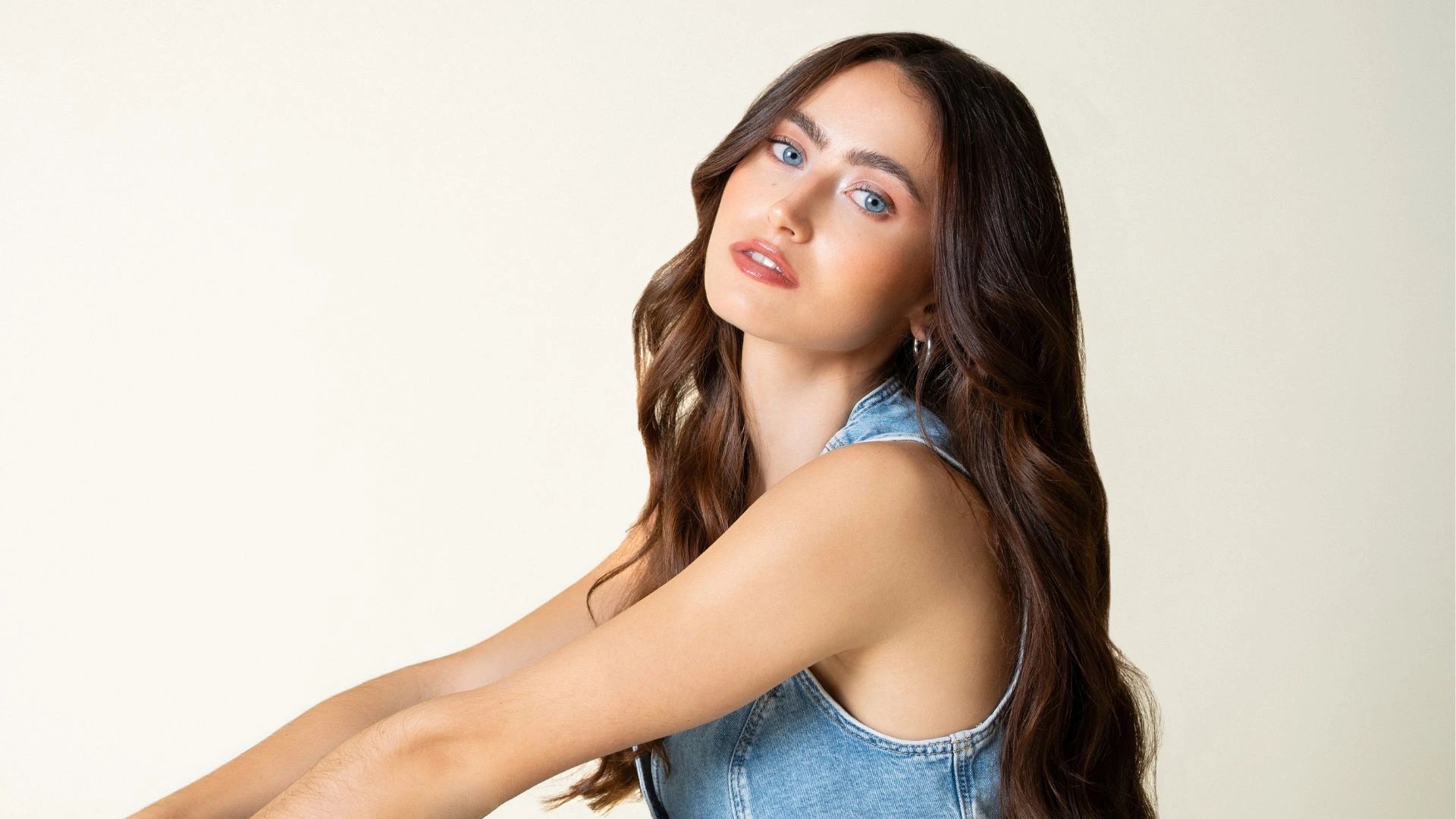 Frau mit braunen, langen Haaren 