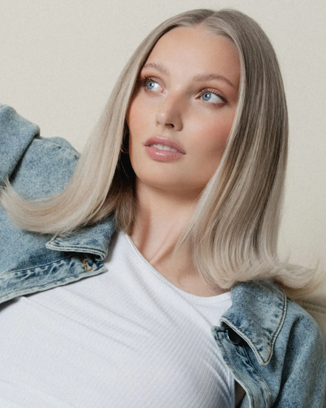 Frau von vorne mit blonden, mittellangen Haaren