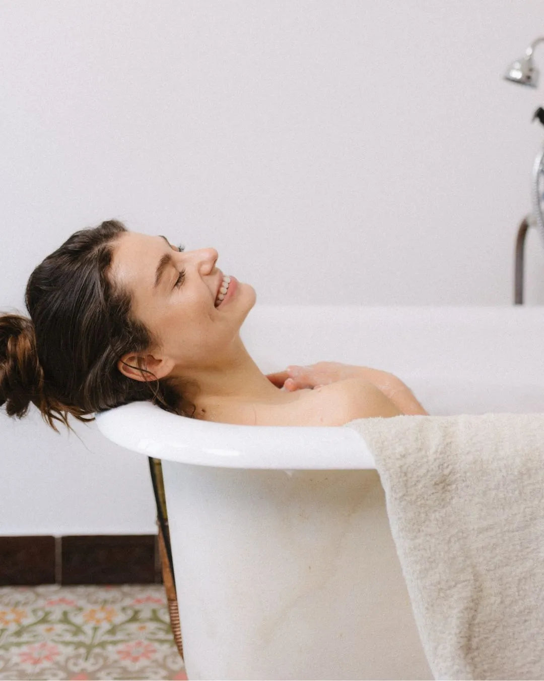 Frau liegend in der Badewanne, lachend